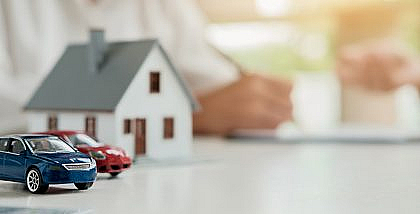 مجسم سيارتين وبيت