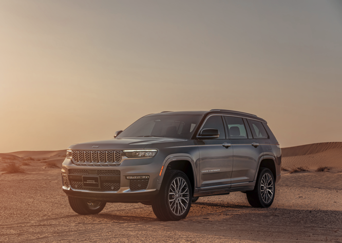 Grand Cherokee L 2021 parked on a road