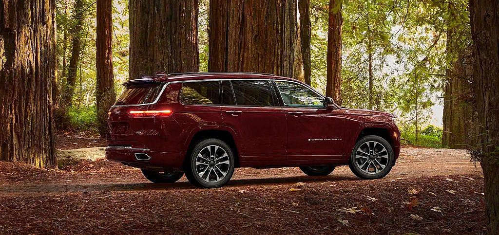 the SUV stands on 21-inch wheels