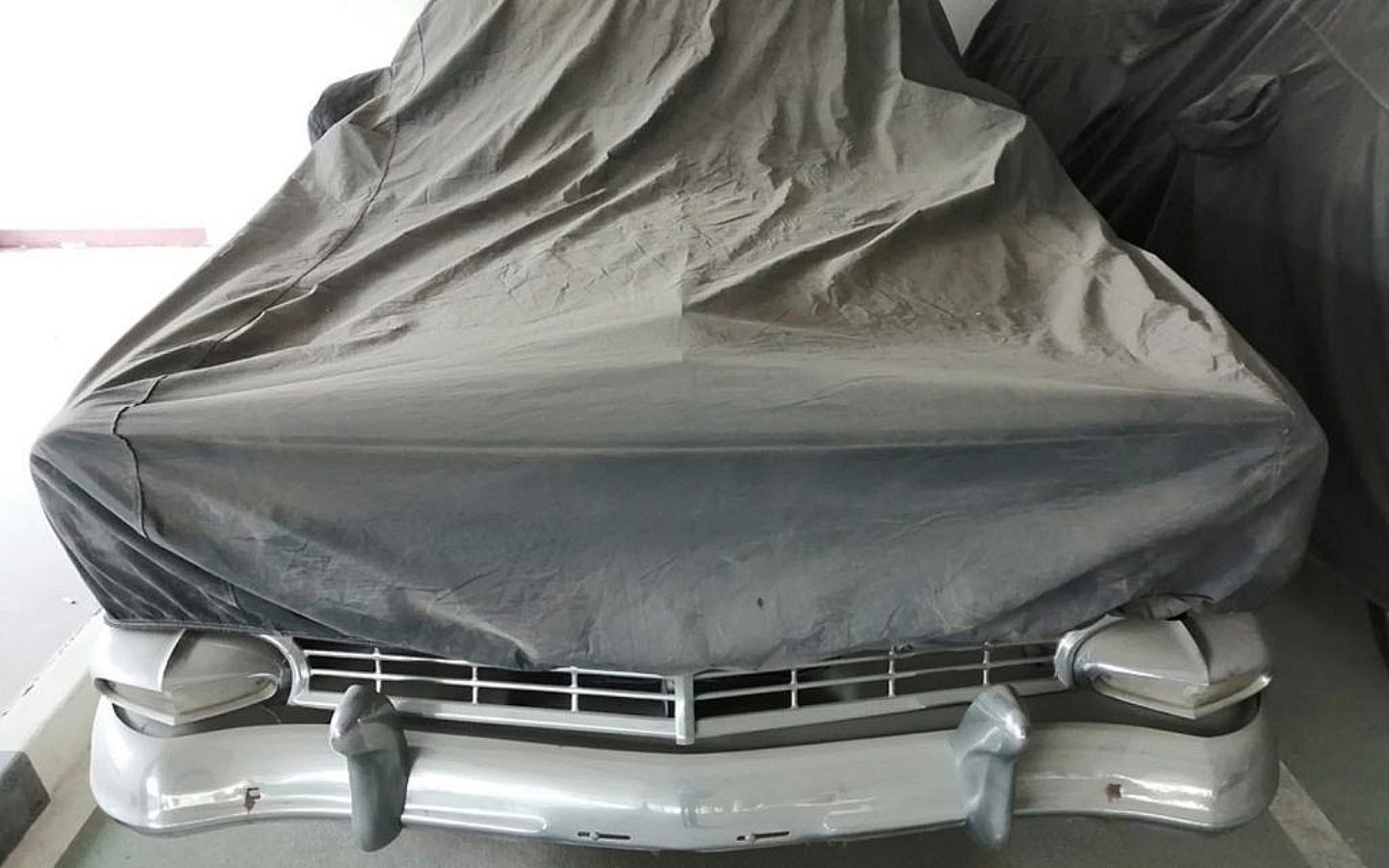 سيارة كلاسيكية مغطاة