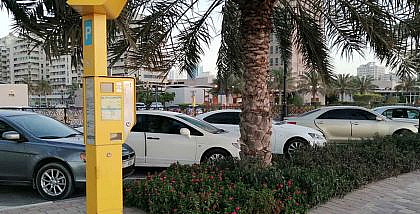 سيارات متوقفة