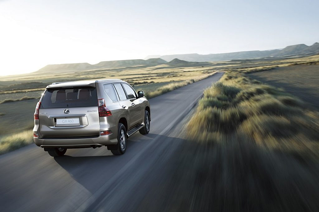 the 2022 Lexus GX also features roof rails