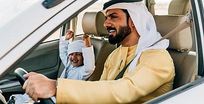 رجل يقود سيارة