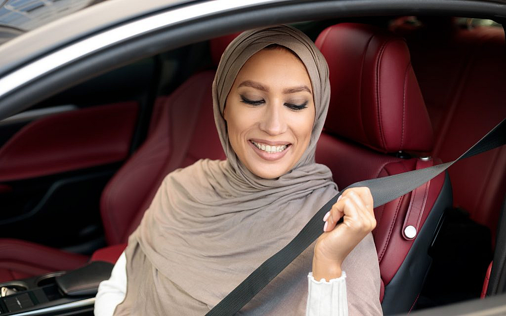 فتاة تضع حزام الأمان