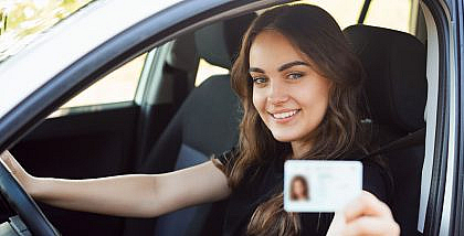 فتاة تحمل رخصة قيادة