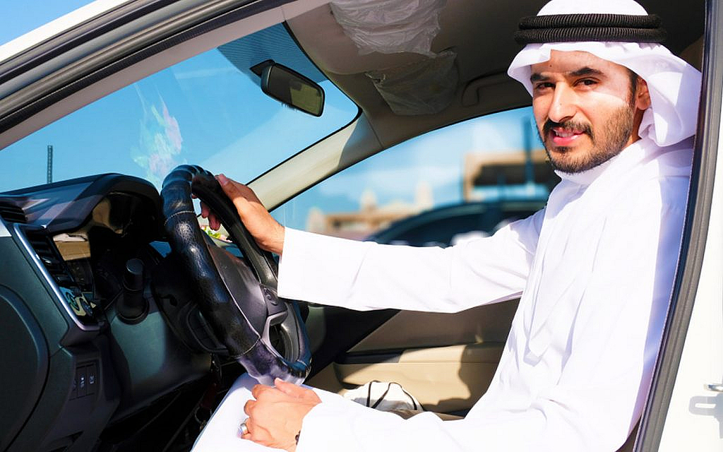شخص داخل سيارة  