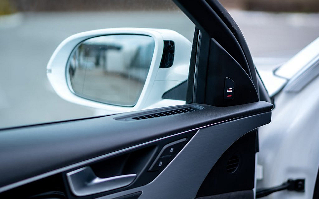 Blind spot camera mounted on a side mirror