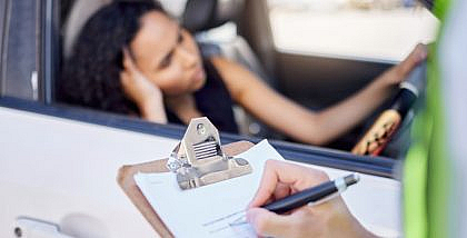 امرأة معترضة على مخالفة مرورية