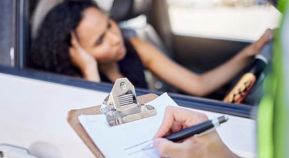 امرأة معترضة على مخالفة مرورية