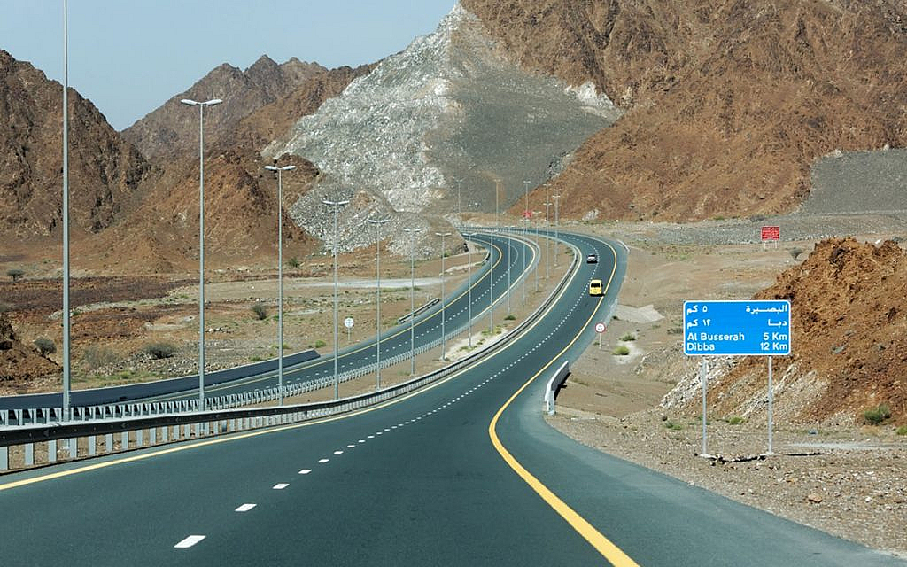 Fujairah Traffic Fines Discount 2021. Cars commuting on Dibba to Masafi Road