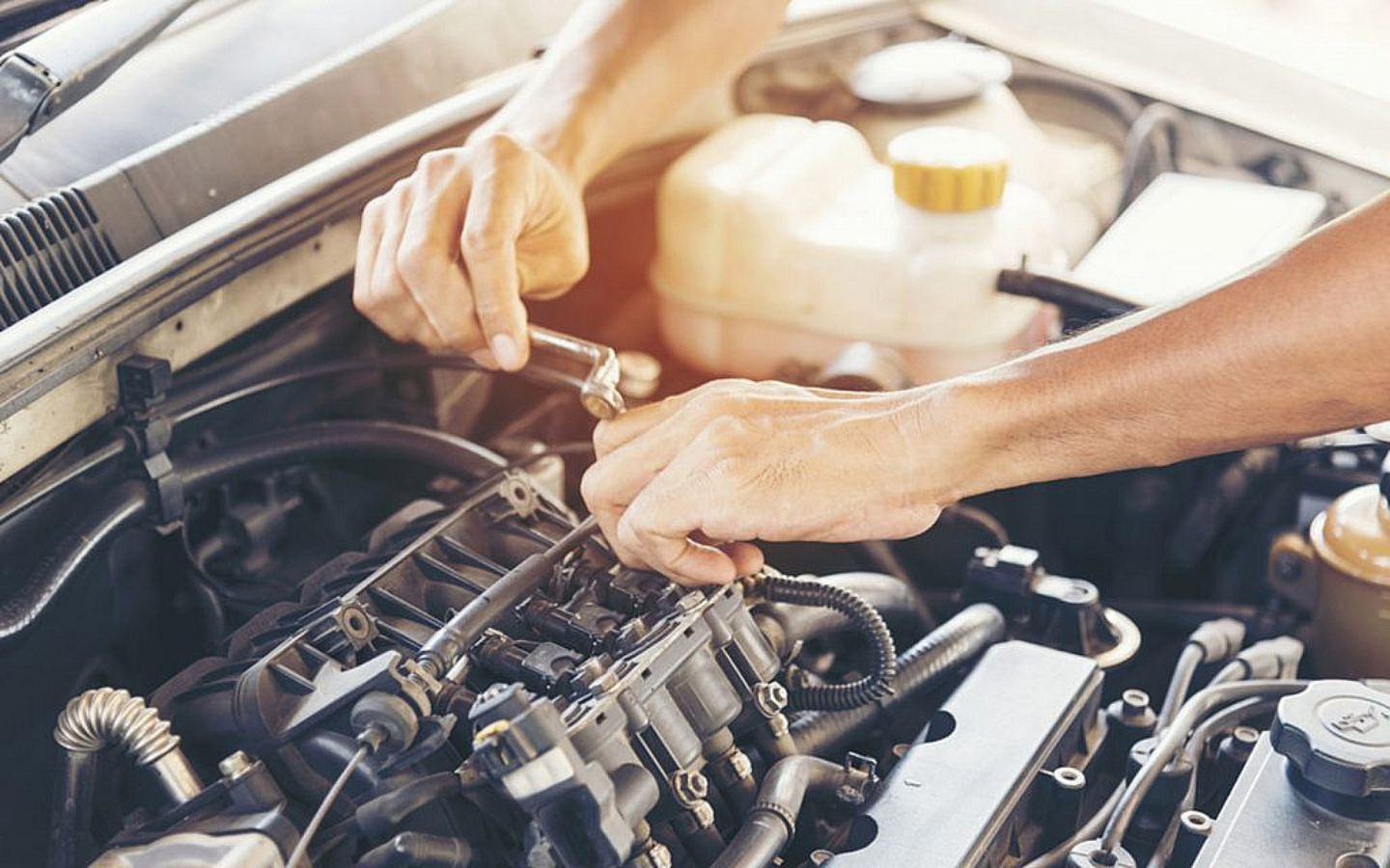 شخص يصلح سيارة