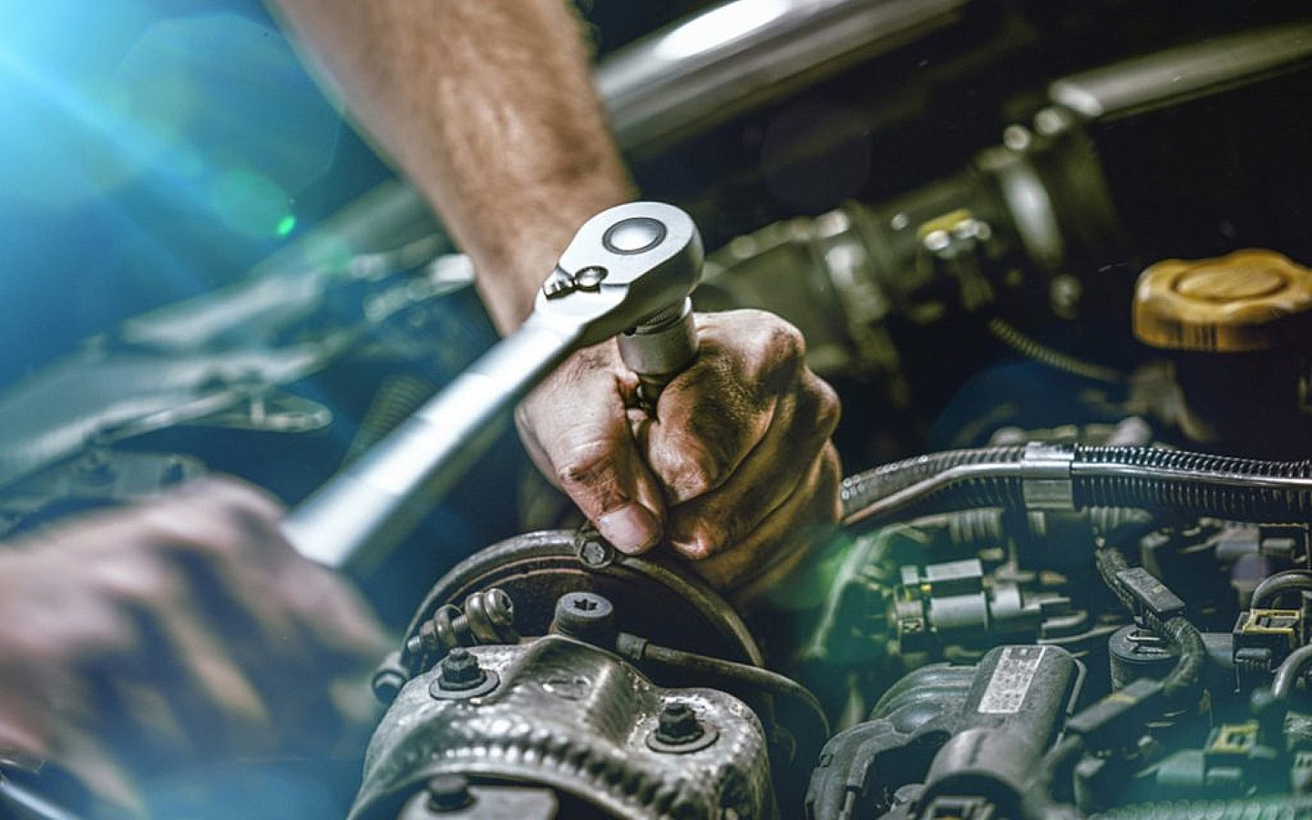 شخص يقوم بإصلاح سيارة