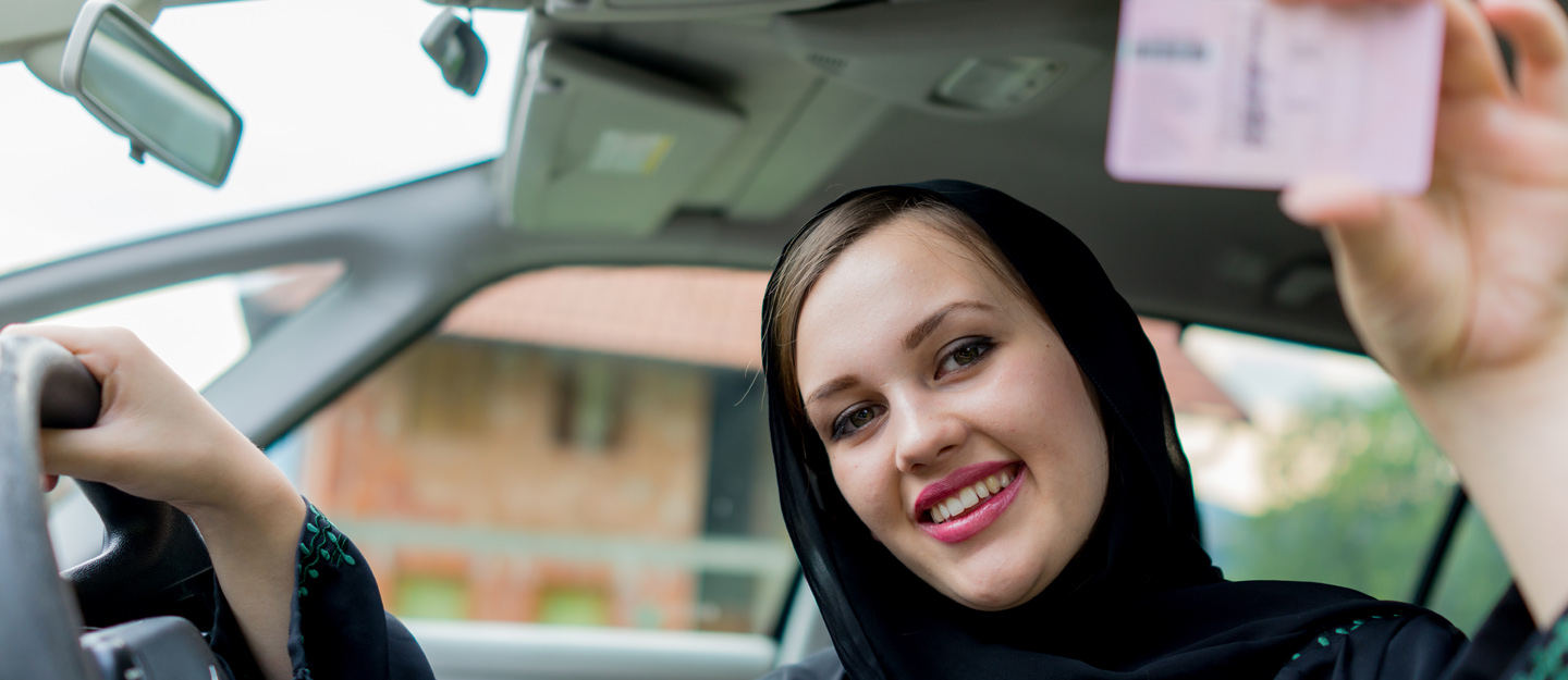 فتاة تمسك رخصة