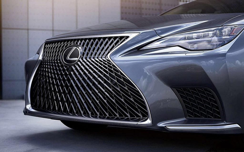 Front grille of Lexus LS
