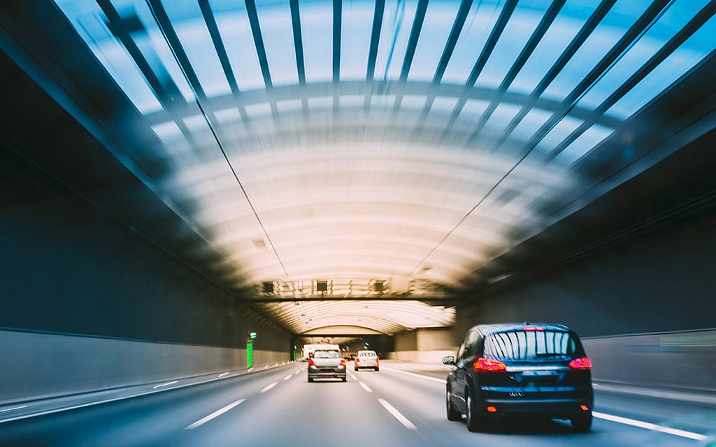 سيارات في نفق