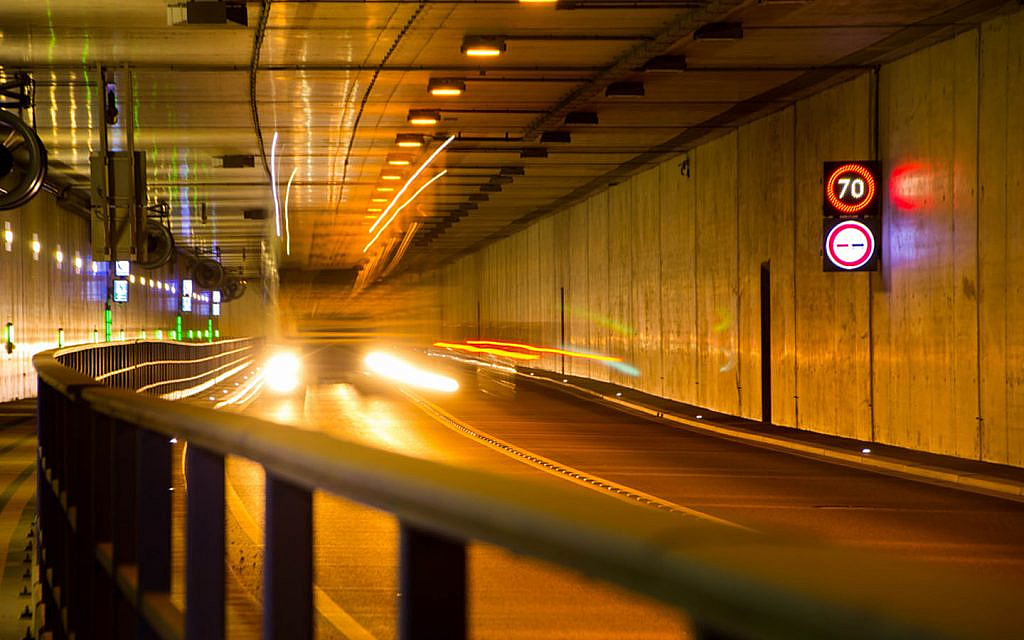 أضواء سيارات في نفق