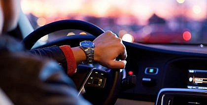شخص يقود سيارة