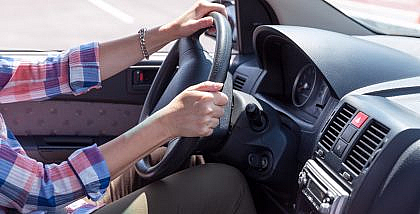 فتاة تقود مركبة