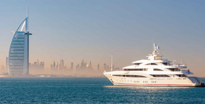 قارب يبحر في دبي