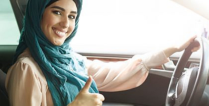 فتاة تقود سيارة