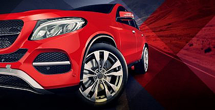 سيارة حمراء من الأمام