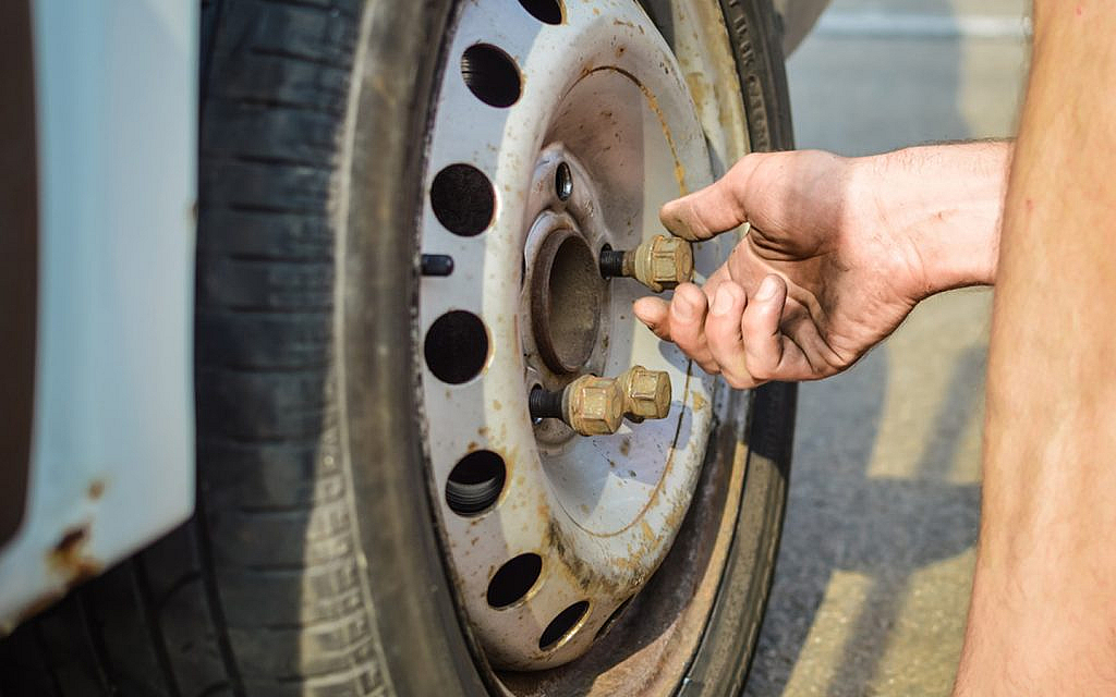 Driver should hand tight the loosen lug nuts