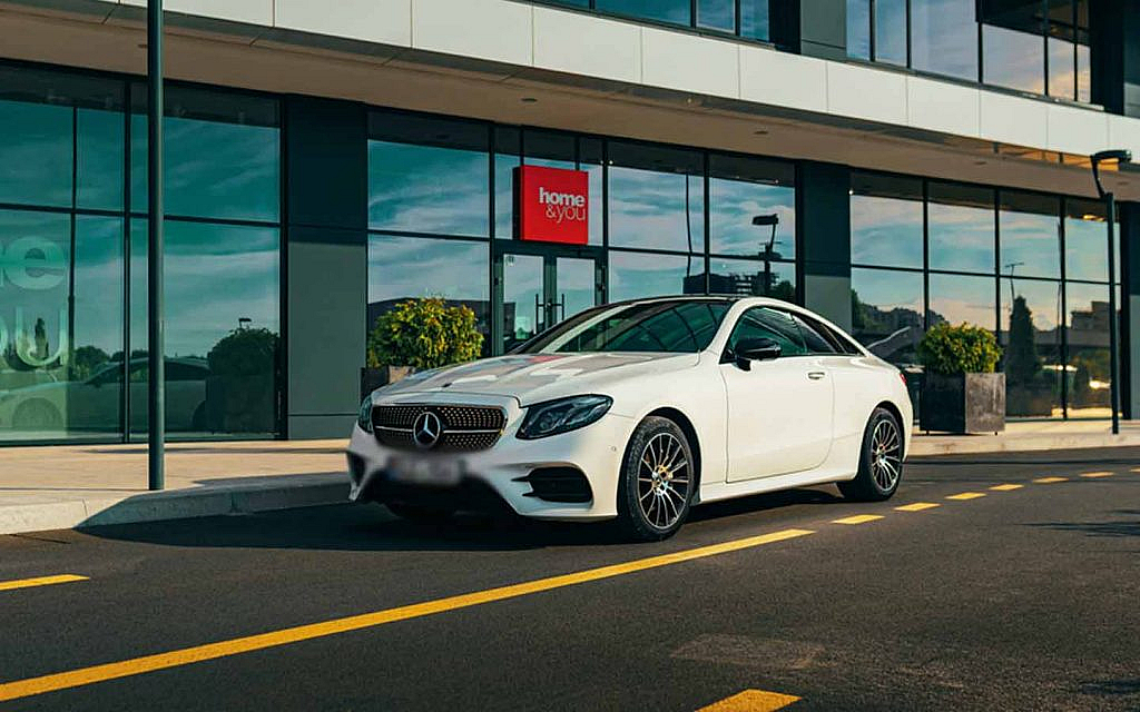 سيارة دبليو 212 من سيارات مرسيدس إي كلاس بيضاء اللون