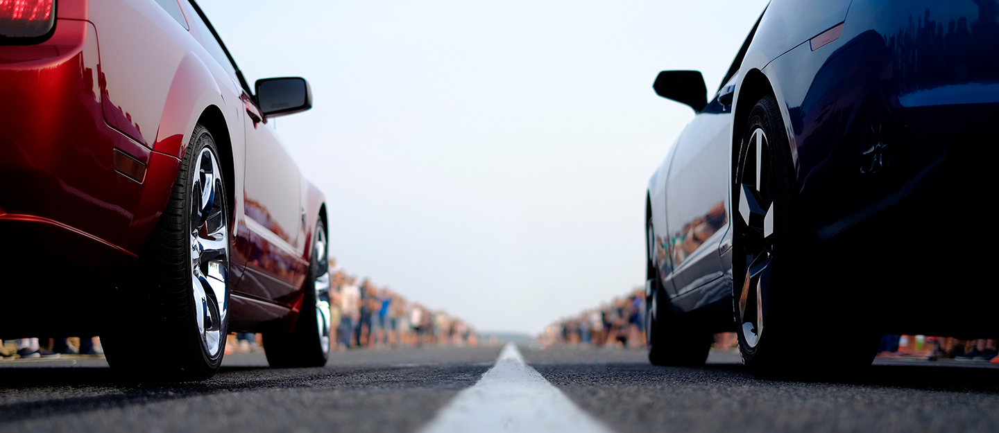 محموع سيارات تقف للسباق