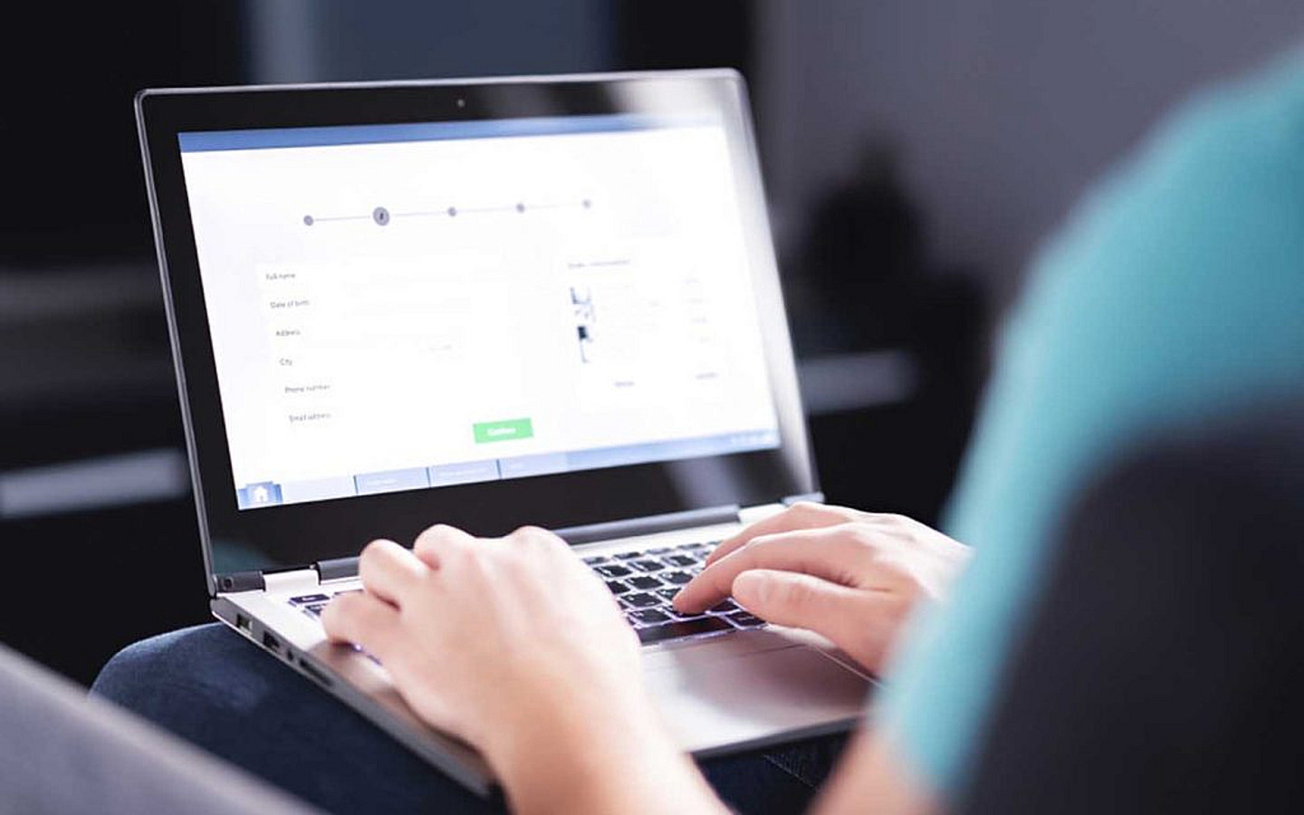 شخص يستخدم لابتوب