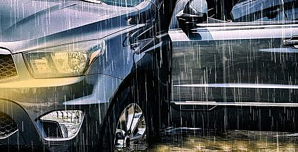 سيارة زرقاء تحت المطر الغزير