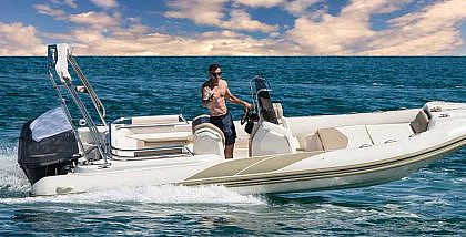 شخص يقود قارب بحري