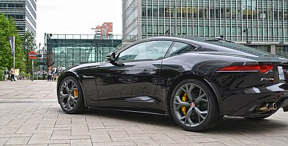 سيارة جاغوار سوداء