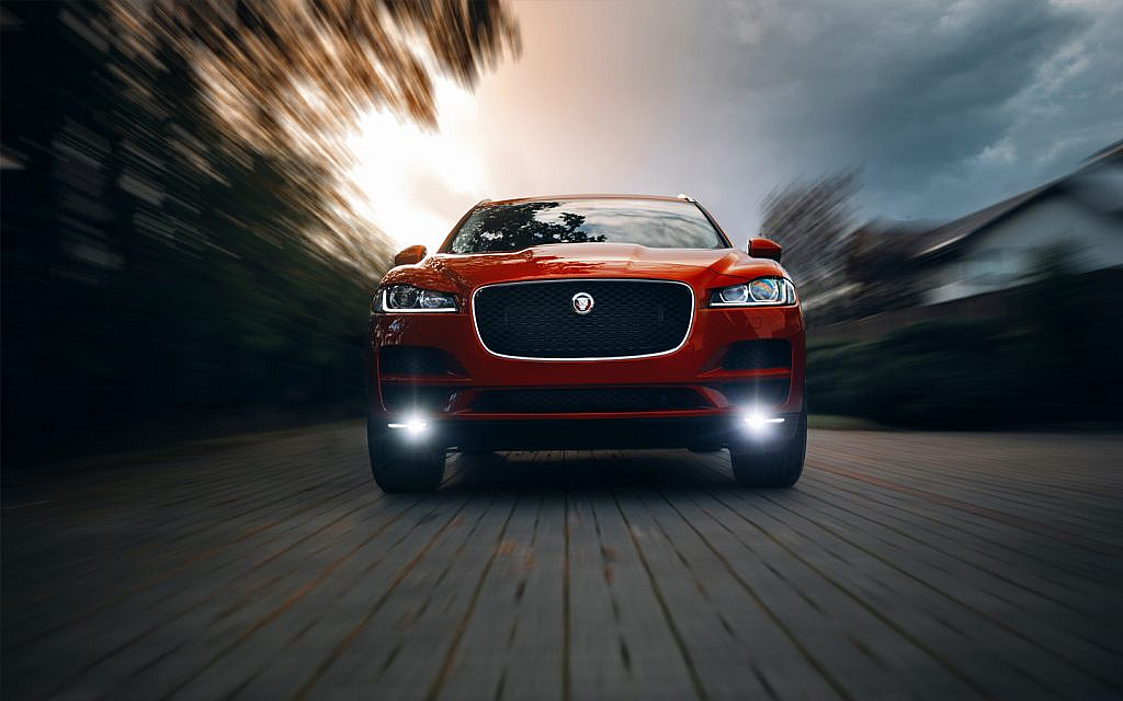 سيارة جاكوار اي بيس