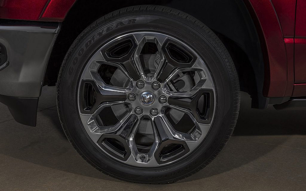 إطار سيارة رام 1500 ليمتد 2022