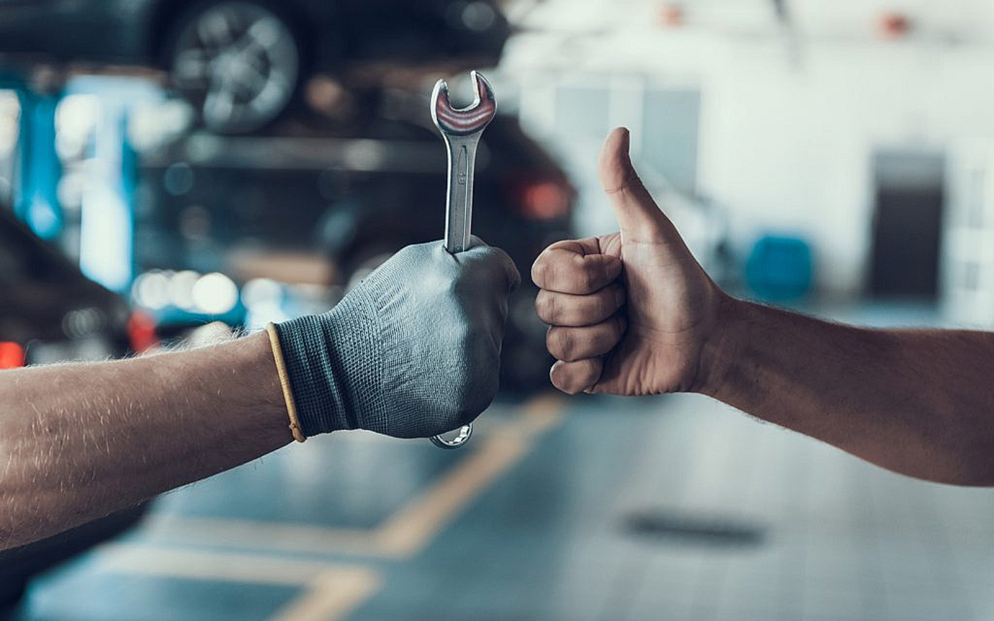 شخص يحمل أداء لفك البراغي