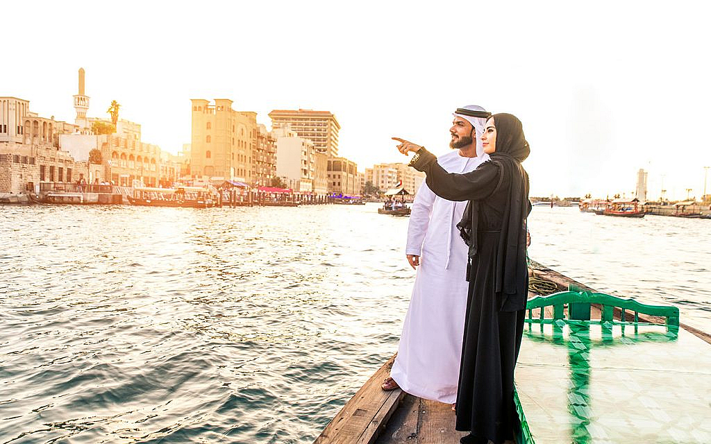 سيدة ورجل عند البحر