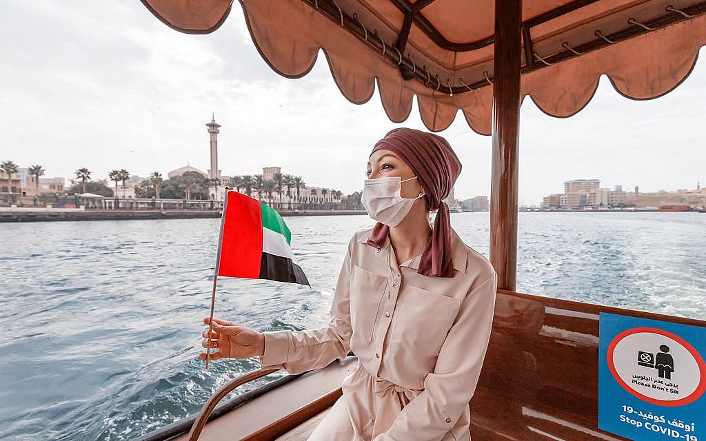 سيدة على متن القارب