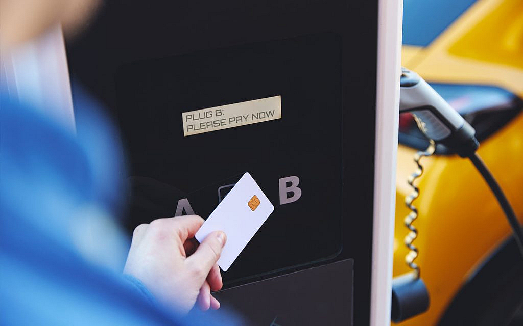 استخدام البطاقة لشحن السيارة الكهربائية