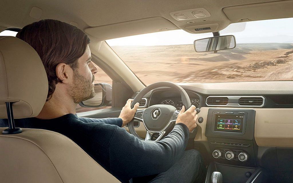 شاب يقود سيارة رينو داستر 2022