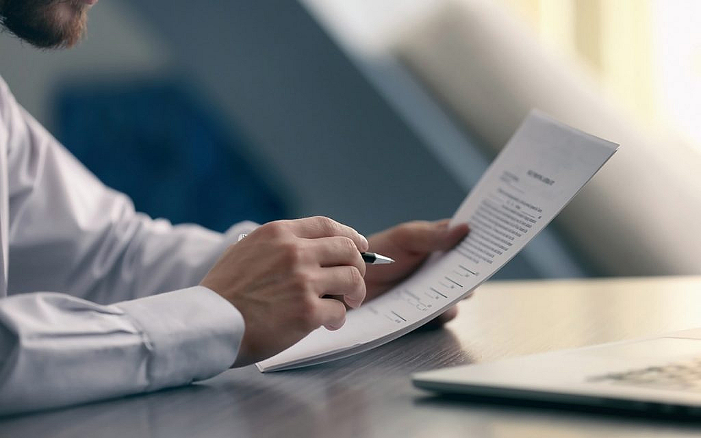 شخص يمسك باوراق لازمة لرخصة القيادة الصحراوية