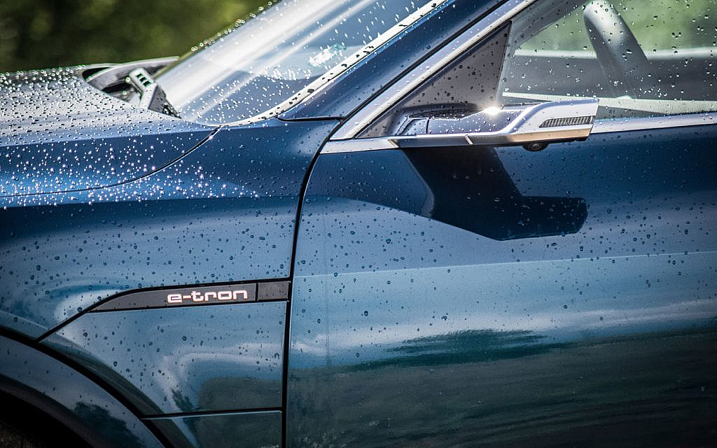 سيارة اودي e-tron من الجانب