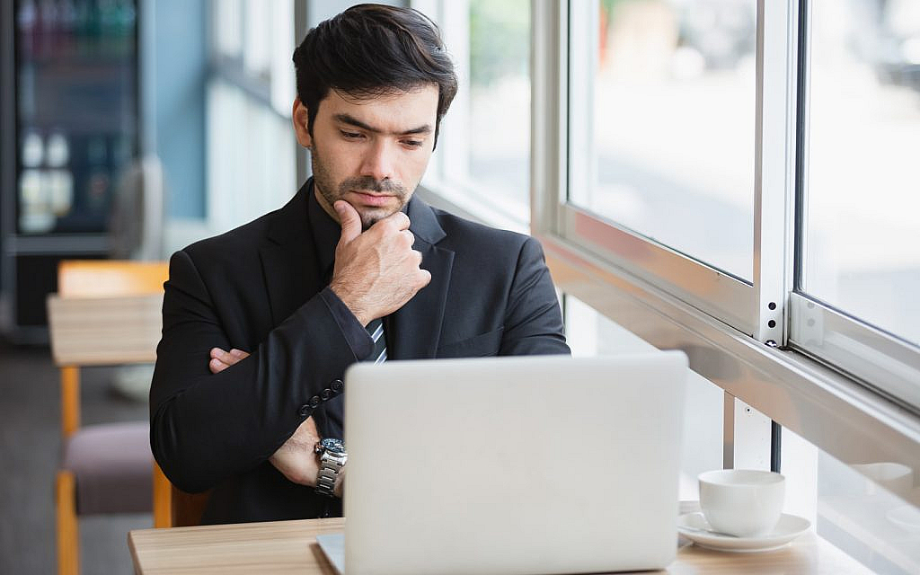 شخص يجلس أمام لاب توب