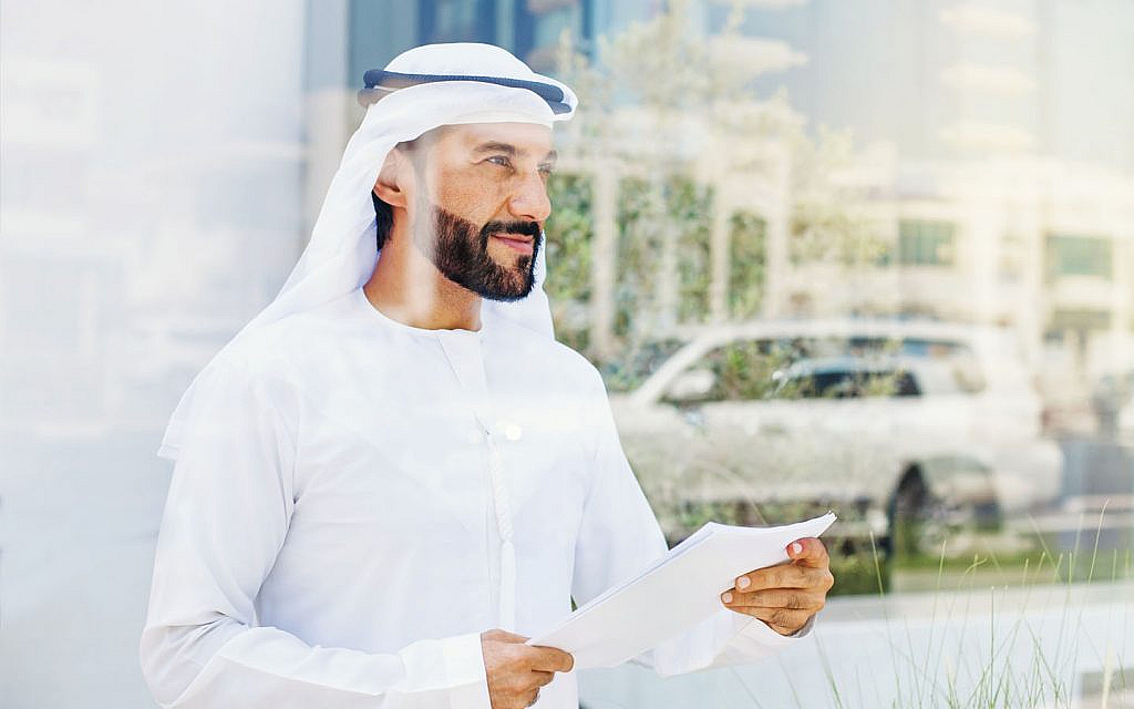 رجل يبتسم بيده أوراق