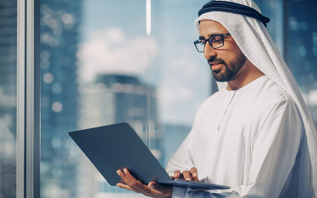 شخص يعمل على لاب توب 