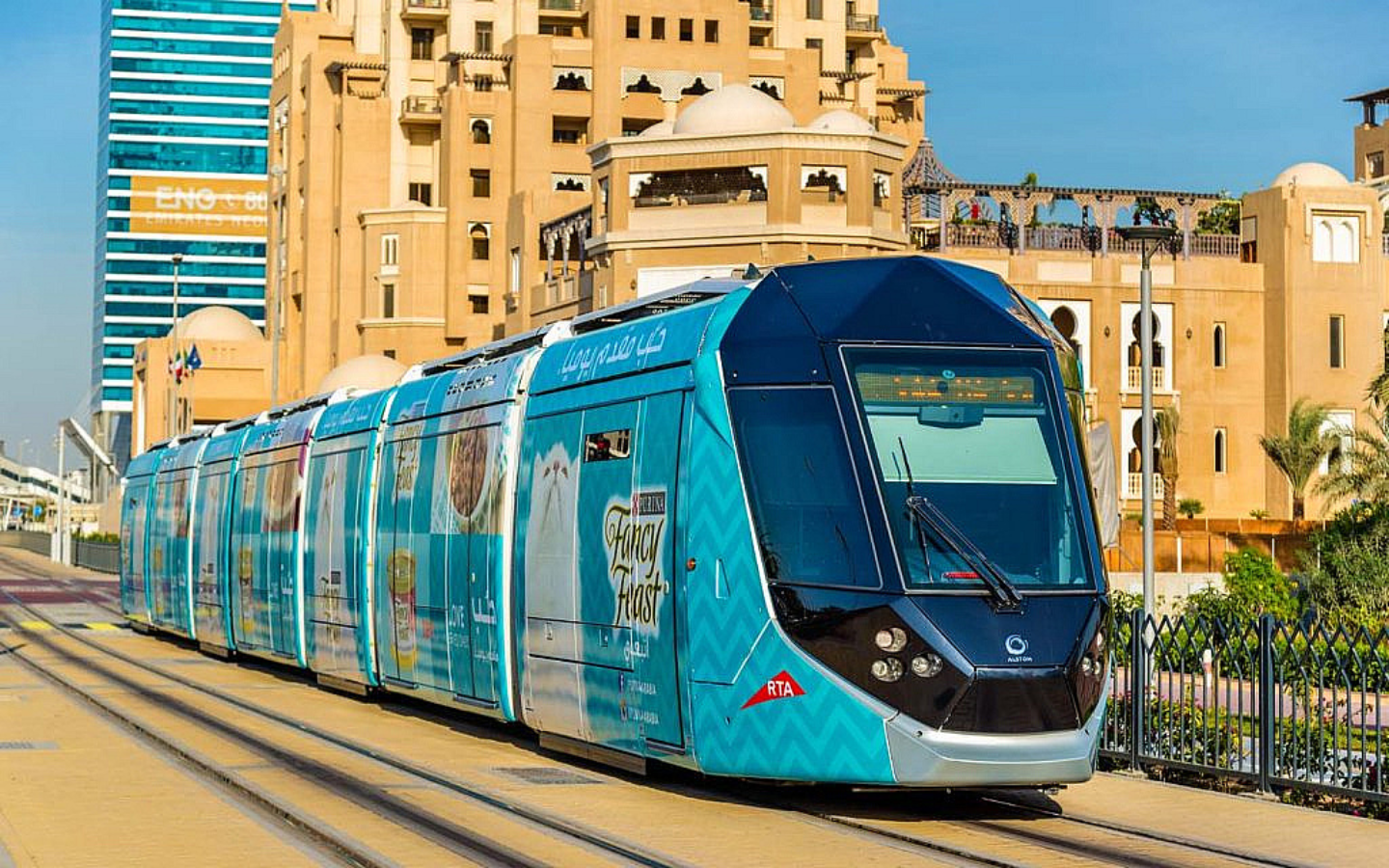ترام دبي على السكة الكهربائية الأرضية