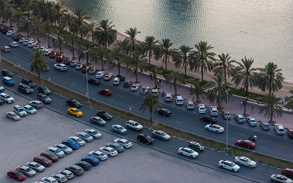 موقف للسيارات بجانب البحر