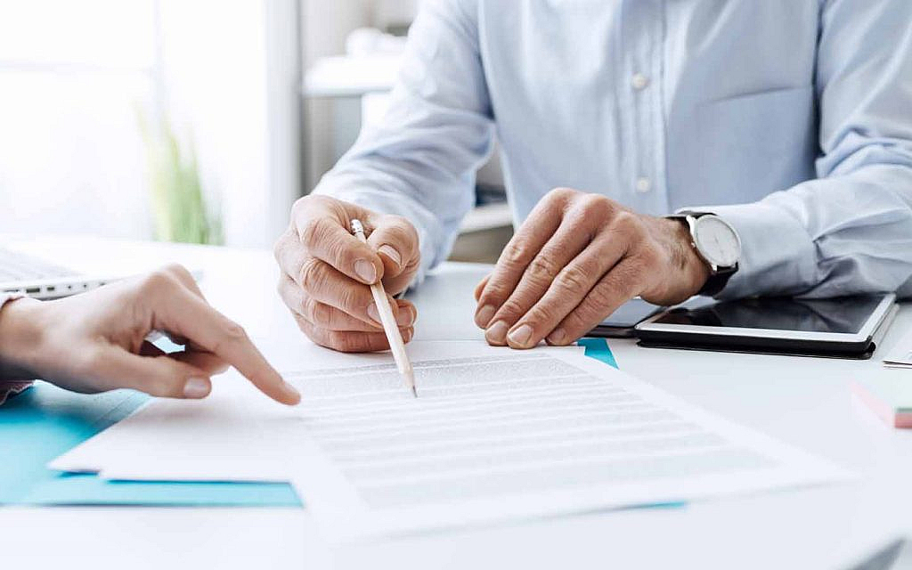 شخص يكتب على ورقة