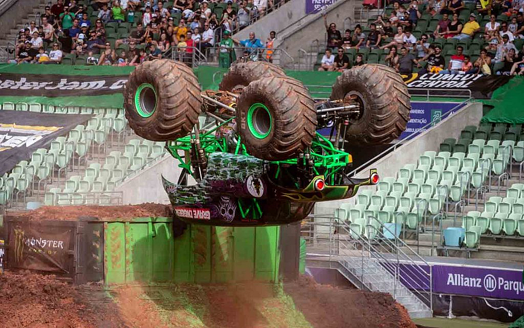 شاحنة خضراء متدحرجة في فعالية مونستر جام