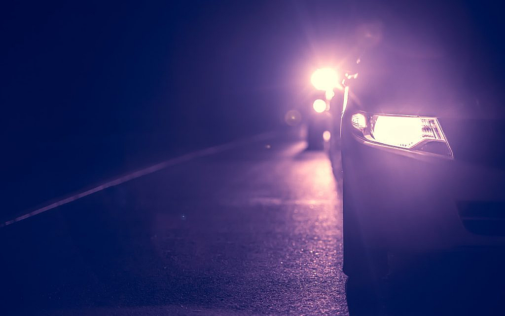 سيارة بضوء أمامي مرتفع