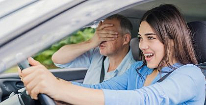 سيدة تسوق سيارة وبجانبها رجل